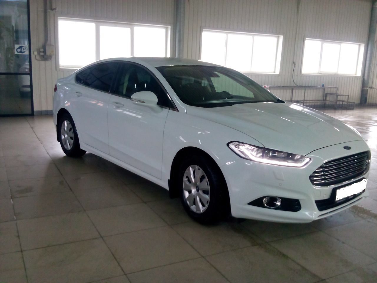 Ford Mondeo, в наличии 5 автомобилей белого цвета